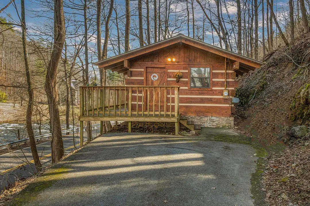 Lucky 13 Cabin, River View with a Hot Tub, Mountain View Cabin Rentals, Tellico Plains TN